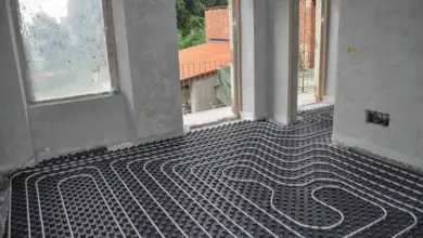 Příprava podlahy s topením v potrubí před nalitím samonivelační směsi.