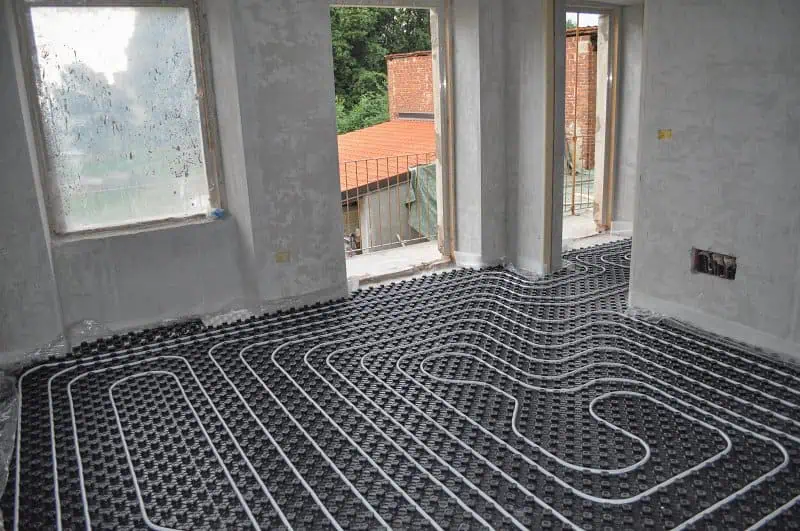 Příprava podlahy s topením v potrubí před nalitím samonivelační směsi.