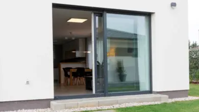 Moderní posuvné terasové dveře s výhledem do interiéru.