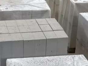 Skládané plynosilikátové bloky pro stavbu domu.