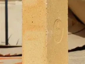 Šamotová cihla s viditelnou texturou pro stavbu.