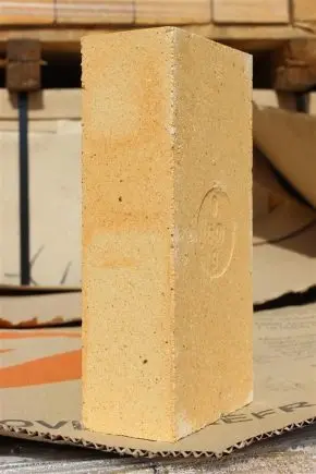 Šamotová cihla s viditelnou texturou pro stavbu.