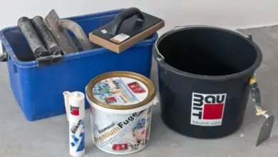 Nástroje pro nanášení lepidla pod obklad včetně hřebenů.