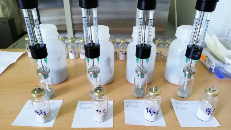 Laboratorní test smíšeného cementu s vodou pro vysvětlení reakce.