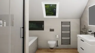 Moderní koupelna se skloněným stropem a oknem do střechy.