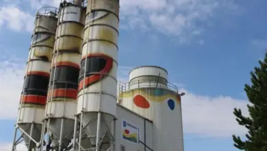 Výrobna betonu s vysokými nádržemi pro smíchávání směsi.