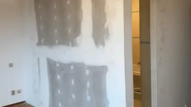 Stěna ze sádrokartonu během instalace v interiéru.