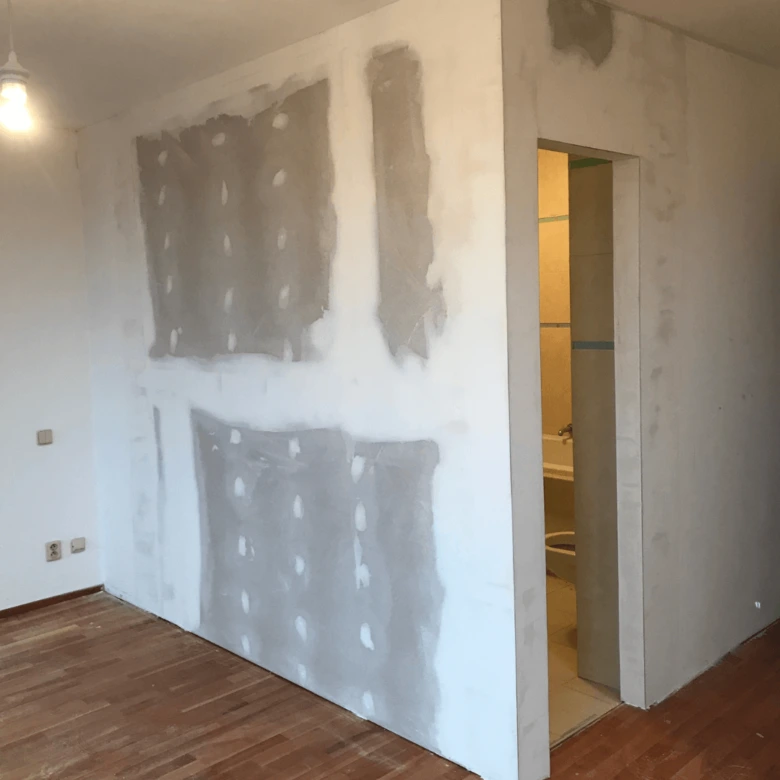 Stěna ze sádrokartonu během instalace v interiéru.