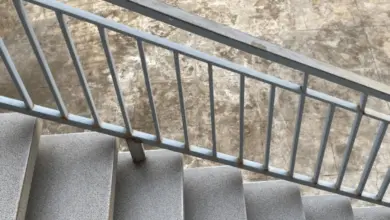 Zábradlí na schodech pro bezpečnost při sestupování.