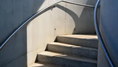 Konkrétní schodiště z betonu s kovovým zábradlím.