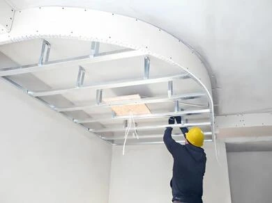 Montáž kovového rámu pro zakřivený sádrokartonový strop.