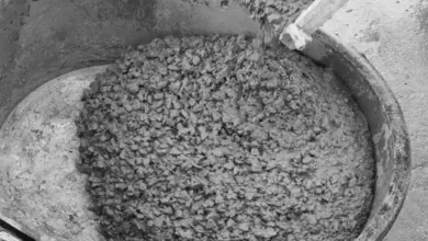 Zvláštní beton se nalévá do mísy pro smíchání.