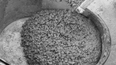 Mokrý beton se nalévá do mísy pro smíchání.