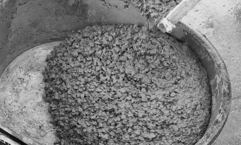 Mokrý beton se nalévá do mísy pro smíchání.