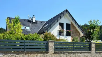 Dům s viditelným přesahem střechy nad fasádou.