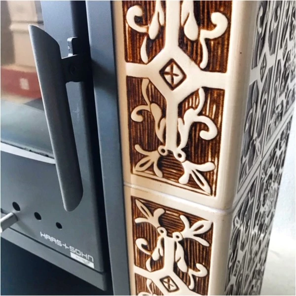 Detailní pohled na dekorativní dlaždice u kamna pro vaření.