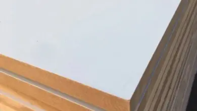 Skládka desek z MDF s bílou povrchovou úpravou pro výrobu nábytku.