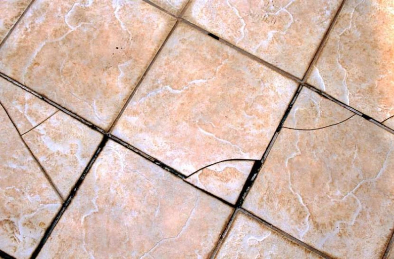 Prasklé dlaždice na podlaze po nesprávném zaschnutí