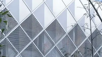 Modernní fasáda s geometrickým vzorem z bílých panelů.