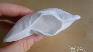 Bílá taška ze šité látky s viditelným skrytým stehem.