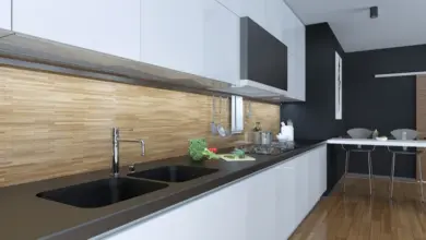 Moderní kuchyň s dřevěnou dlažbou na zadní stěně skříněk.