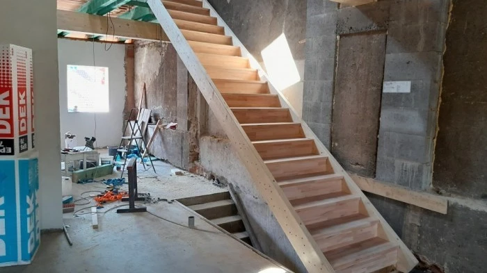 Stavba dřevěného schodiště do sklepa svépomocí s nástroji.