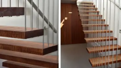 Moderní dřevěné schodiště s kovovými zábradlím pro bezpečnost.
