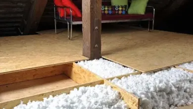Izolační materiál pod dřevěnou podlahou v půdním prostoru.