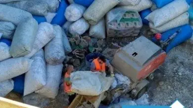 Sáčky s polystyrénem pro beton u míchačky na staveništi.