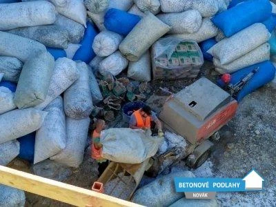 Sáčky s polystyrénem pro beton u míchačky na staveništi.