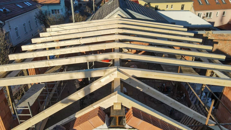 Stavba dřevěných krokví pro střechu domu