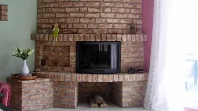 Hotový cihlový krb s televizorem v interiéru