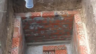 Základní deska z cihel pro venkovní toaletu v jámě.