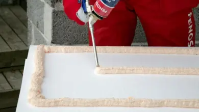 Nápis aplikace izolační pěny na povrchu.