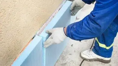 Montáž desky z extrudovaného polystyrénu na stěnu.