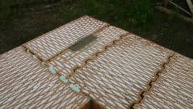 Kamenné zdi s viditelnými spárami maltou při zdění.