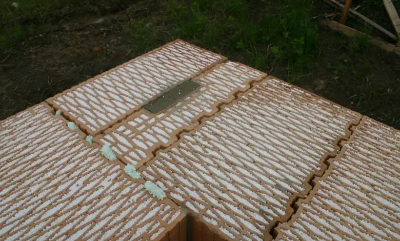 Kamenné zdi s viditelnými spárami maltou při zdění.
