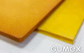 Žluté desky z pěnového materiálu pro izolaci.