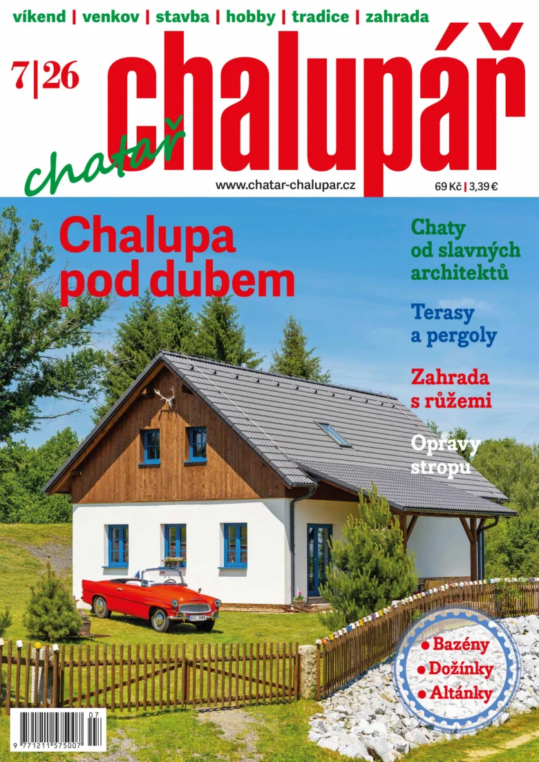 Chata pod dubem s červeným autem na trávníku.