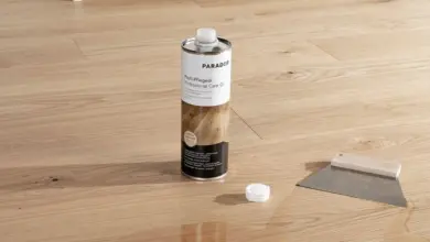 Kanalizace pro údržbu dřevěné podlahy s kartáčem na světlé desky.