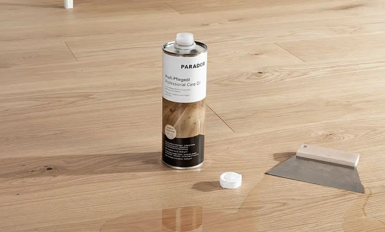 Kanalizace pro údržbu dřevěné podlahy s kartáčem na světlé desky.