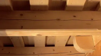 Dřevěné trámy v stropu bytu nebo domu.