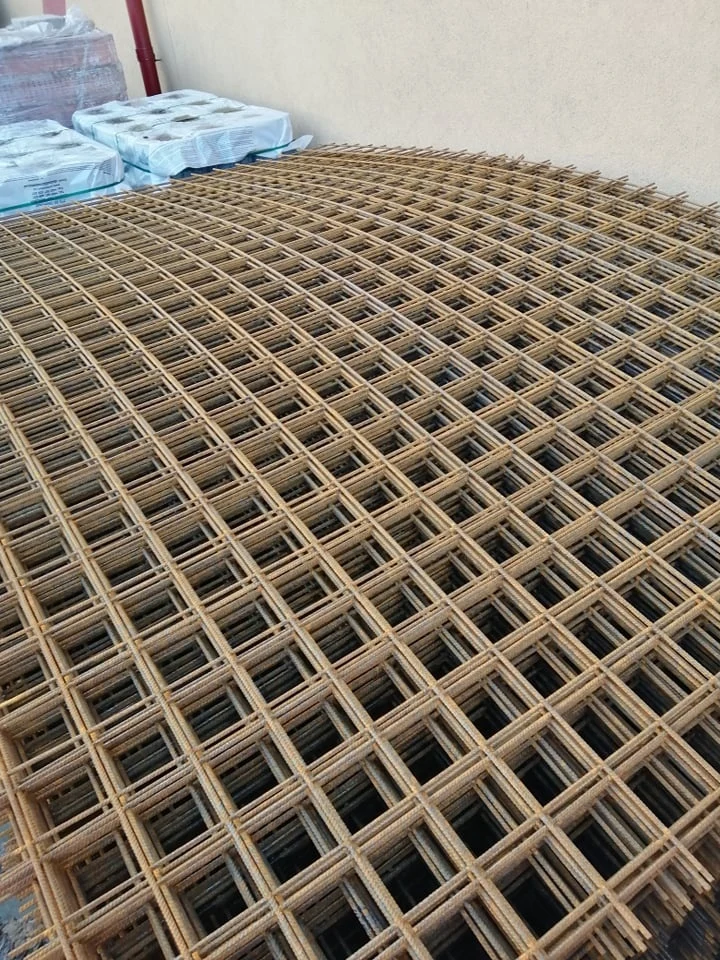 Skládané ocelové výztužné mříže pro beton.