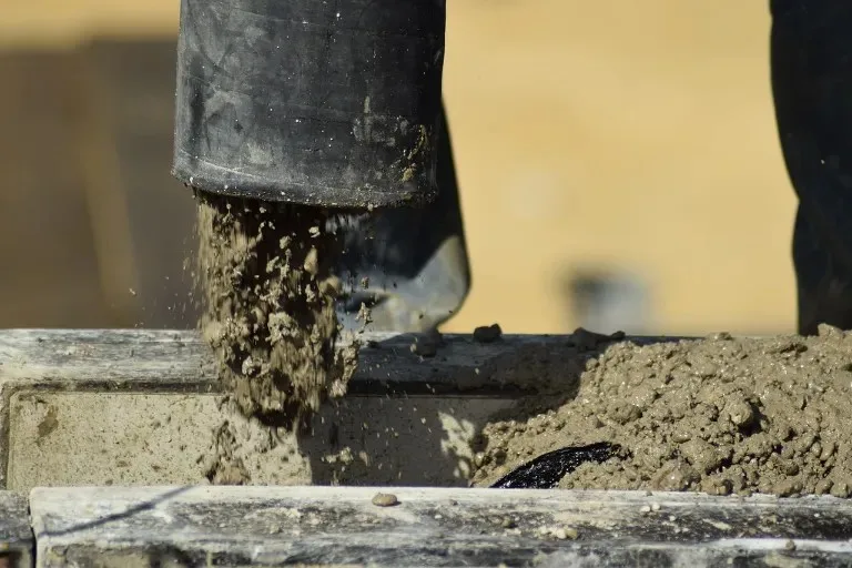 Beton se nalévá z výlevky na dřevěný podklad.