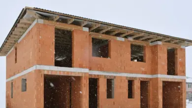 Nezděná budova z cihel ve sněhu pro článek o výpočtu spotřeby.