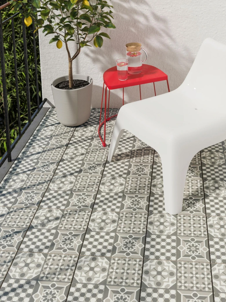 Moderní balkon s dlažbou, židlí a rostlinou citronovníkem.