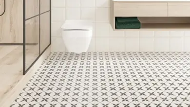 Nově nainstalované dlaždice v koupelně s geometrickým vzorem na podlaze.