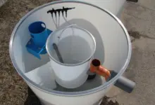 Vnitřní uspořádání domácího septiku s přírubami pro vodu.