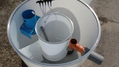 Vnitřní uspořádání domácího septiku s přírubami pro vodu.