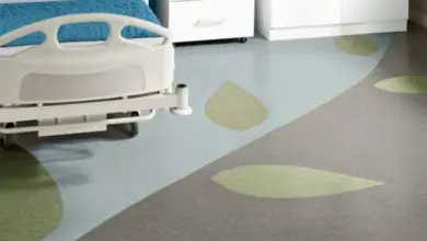 Pohled na nemocniční podlahu s motivem listů z materiálu.